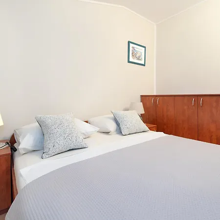 Mladenka Brodarica (Sibenik-Knin)