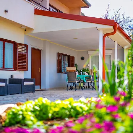 Mladenka بروداريكا